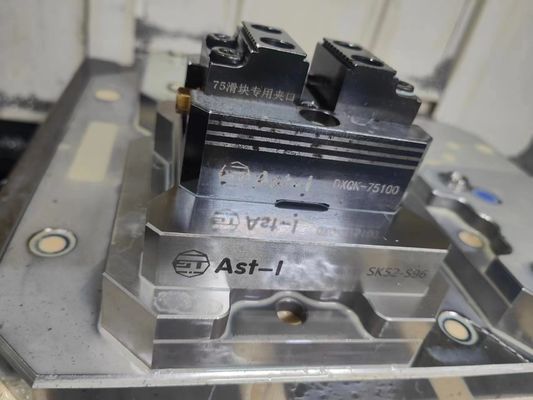 DXQ-75100 Vise Self Centering 60Nm Quick Exchange dengan rahang yang disesuaikan
