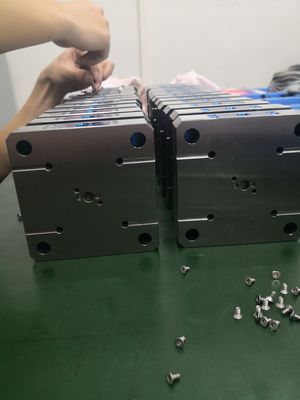 Klem Perlengkapan Perubahan Cepat Penggilingan Empat Lubang Titik Nol CNC 1.6Kg