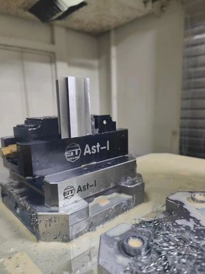 DXQ-75100 Vise Self Centering 60Nm Quick Exchange dengan rahang yang disesuaikan