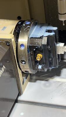 Keakuratan 001mm 5 sumbu penengah diri vis cocok untuk 4 sumbu CNC penggilingan memastikan presisi tinggi dan aman workpiece memegang